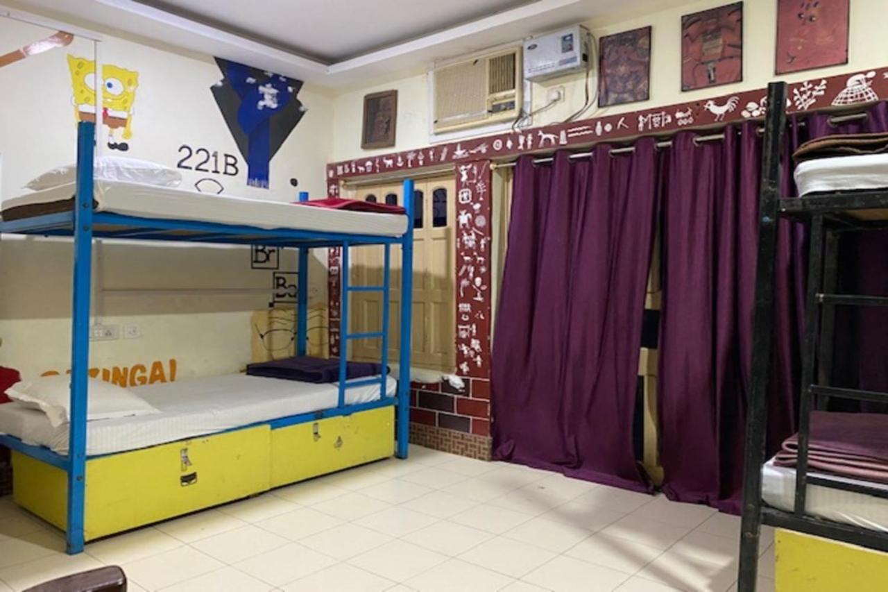 Vagabond Hostel *