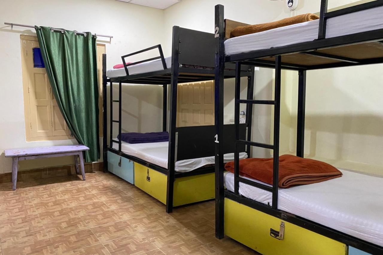 Vagabond Hostel *